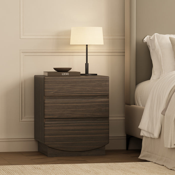 Table de nuit contemporaine Ardea 20\" en noyer (3 tiroirs)