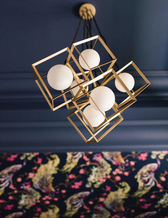 Luminaire suspendu Thomson de Dainolite en verre blanc opale, avec fini doré et 6 ampoules