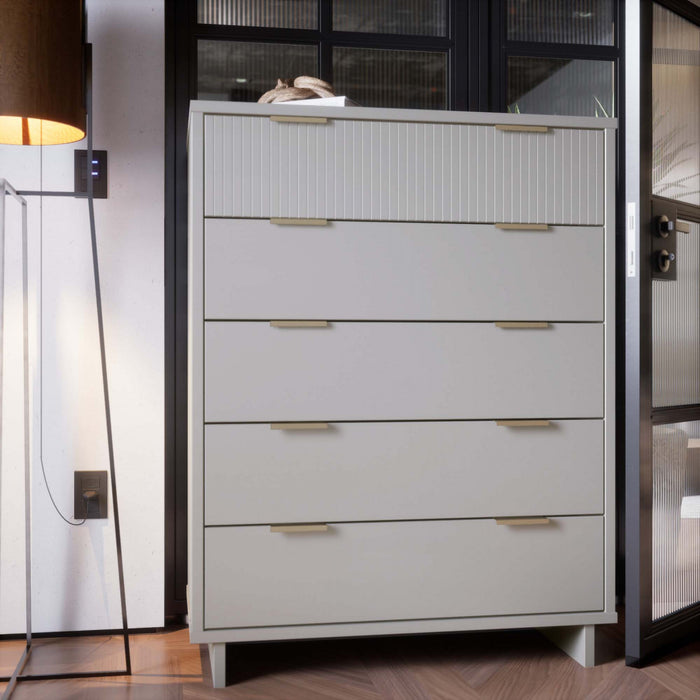 Commode Granville Moderne 38\" en gris clair (5 tiroirs)