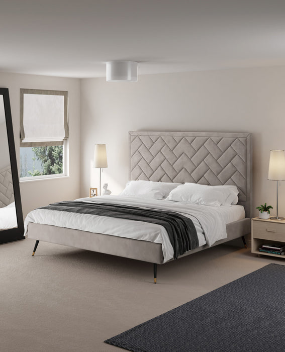 Lit king moderne Crosby en velours capitonne coloris grege
