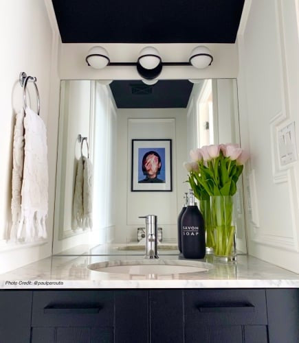 Lumière de coiffeuse Sofia de Dainolite en verre blanc, avec fini noir mat et 3 ampoules