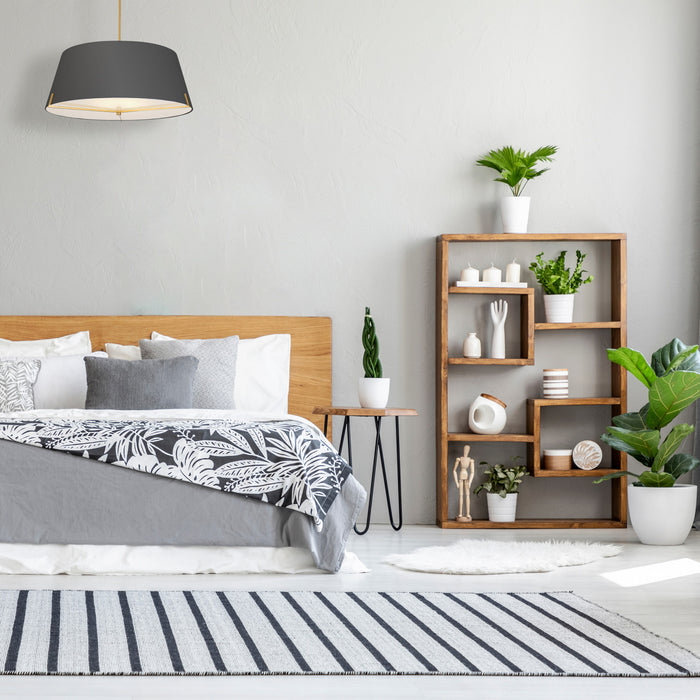 Luminaire suspendu Preston de Dainolite de 33 po de diamètre avec abat-jour en tissu noir, fini laiton vieilli et 4 ampoules