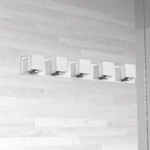 Lumière de coiffeuse Verona de Dainolite avec abat-jour en verre blanc, fini chromé poli et 5 ampoules