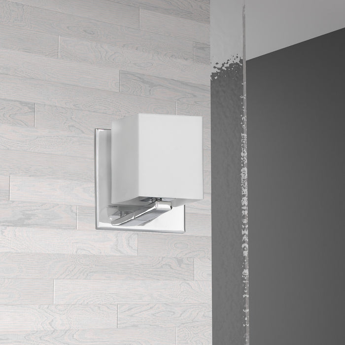 Lumière de coiffeuse Verona de Dainolite avec abat-jour en verre blanc, fini chromé poli et 1 ampoule