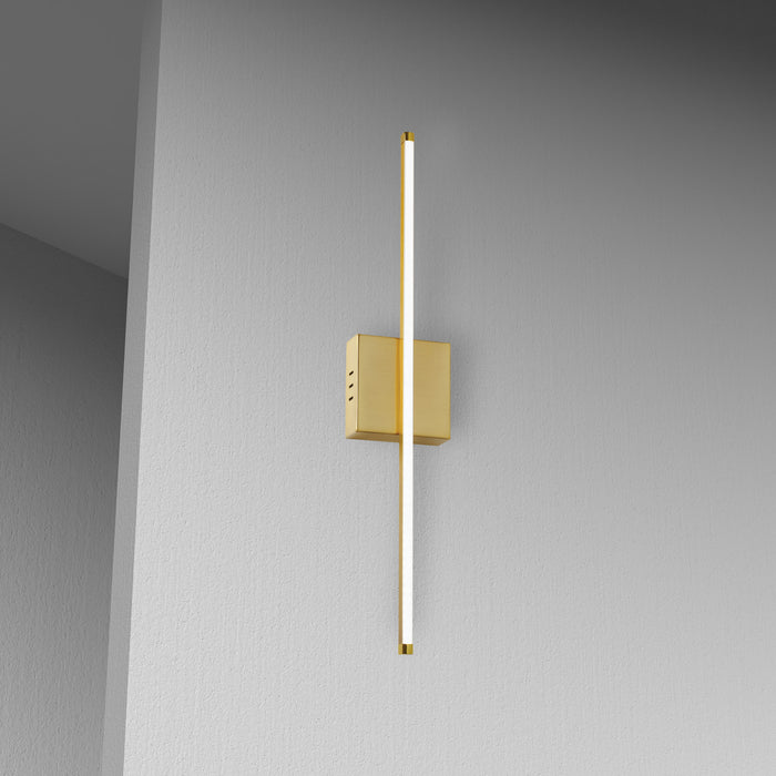 Applique murale verticale Array de Dainolite en acrylique blanc qui diffuse la lumière, avec fini laiton vieilli et ampoule à DEL de 19 W