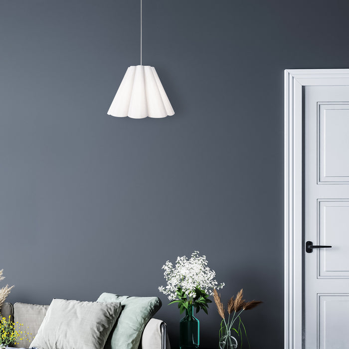 Petit luminaire suspendu Kendra de Dainolite avec abat-jour blanc, fini chromé poli et 4 ampoules