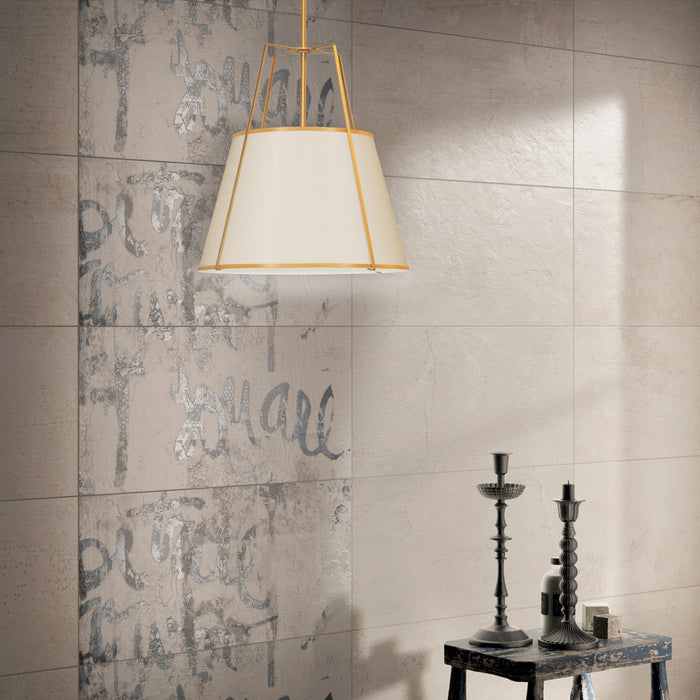 Luminaire suspendu Trapezoid de Dainolite avec abat-jour trapézoïde doré et crème qui diffuse la lumière, tissu blanc et 3 ampoules