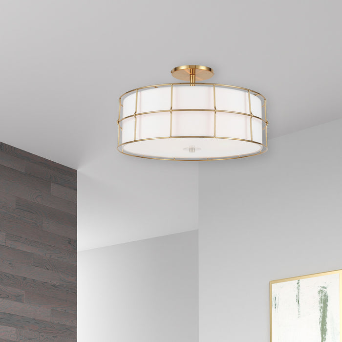Plafonnier semi-affleuré Alcala de Dainolite avec abat-jour blanc, fini laiton vieilli et 3 ampoules