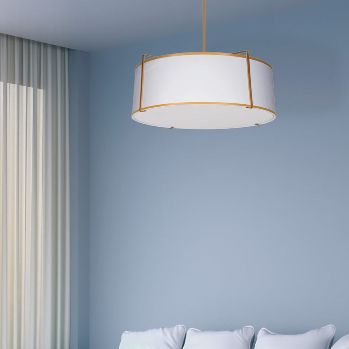 Luminaire suspendu Trapezoid de Dainolite avec abat-jour cylindrique doré et blanc qui diffuse la lumière, tissu blanc, fini doré et 4 ampoules