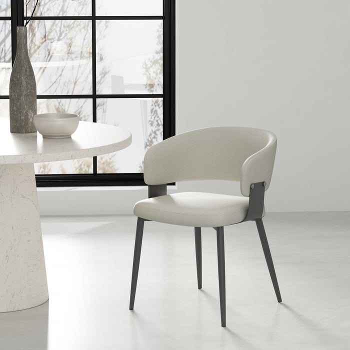 Chaise de salle a manger moderne Luce en metal texture et cuir vegetalien couleur avoine