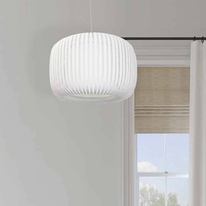 Luminaire suspendu Mia de Dainolite avec abat-jour à fentes, fini blanc et 1 ampoule