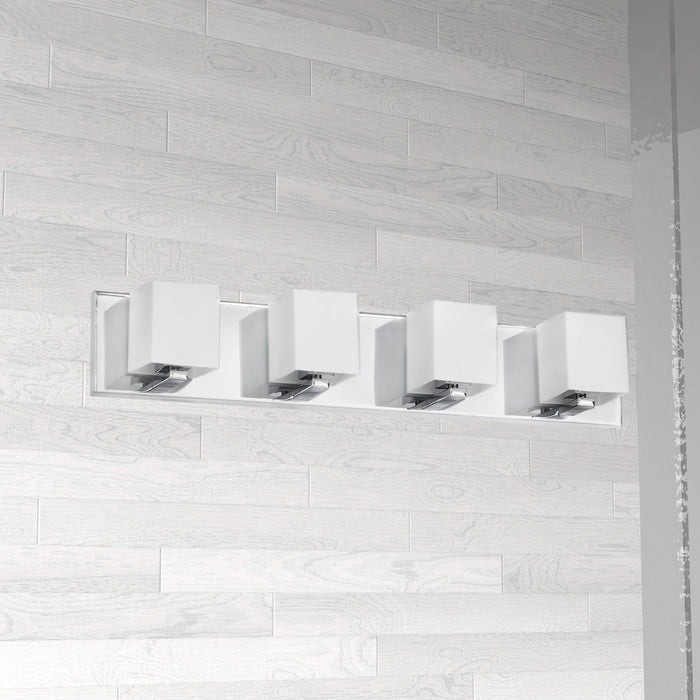 Lumière de coiffeuse Verona de Dainolite avec abat-jour en verre blanc, fini chromé poli et 4 ampoules
