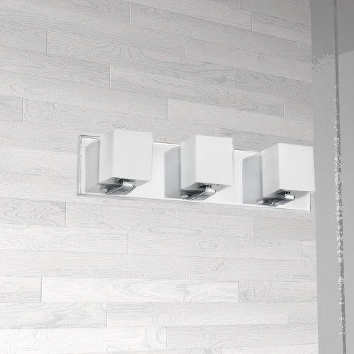 Lumière de coiffeuse Verona de Dainolite avec abat-jour en verre blanc, fini chromé poli et 3 ampoules