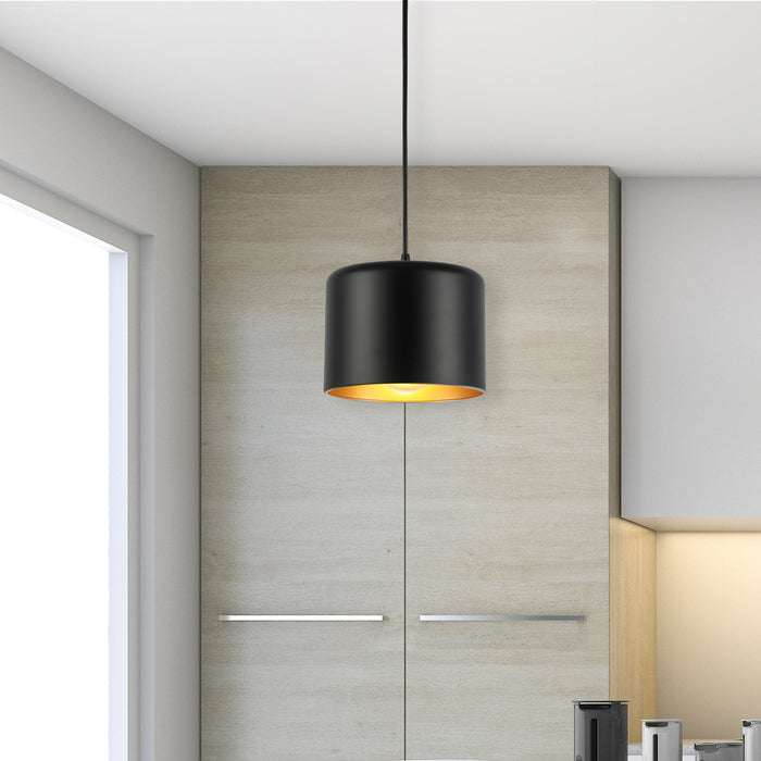 Luminaire suspendu Emilia de Dainolite avec abat-jour noir mat et doré, fini laiton vieilli et 1 ampoule