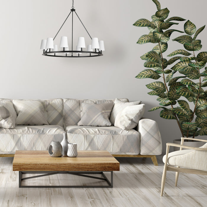 Lustre Colby de Dainolite avec abat-jour blancs, fini noir mat et 12 ampoules