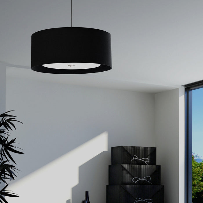 Luminaire suspendu Helena de Dainolite de 22 po de diamètre avec abat-jour noir et blanc qui diffuse la lumière, fini chromé poli et 4 ampoules