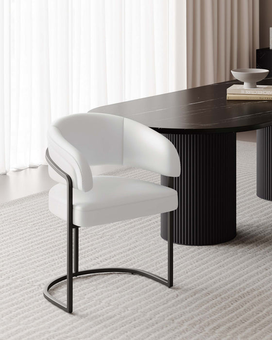 Chaise de salle a manger moderne Augusta en metal et cuir vegetalien blanc
