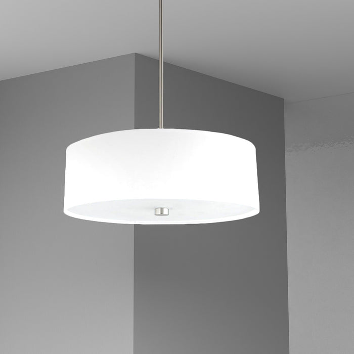 Luminaire suspendu Everly de Dainolite avec abat-jour blanc, fini chromé satiné et 4 ampoules