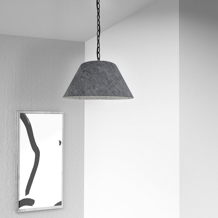 Petit luminaire suspendu Brynn de Dainolite avec abat-jour en feutre gris, fini noir et 1 ampoule