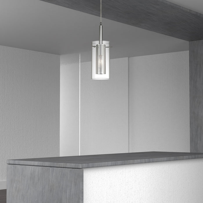 Luminaire suspendu Percy de Dainolite en verre transparent et en mailles d’acier, avec fini chromé poli et 1 ampoule