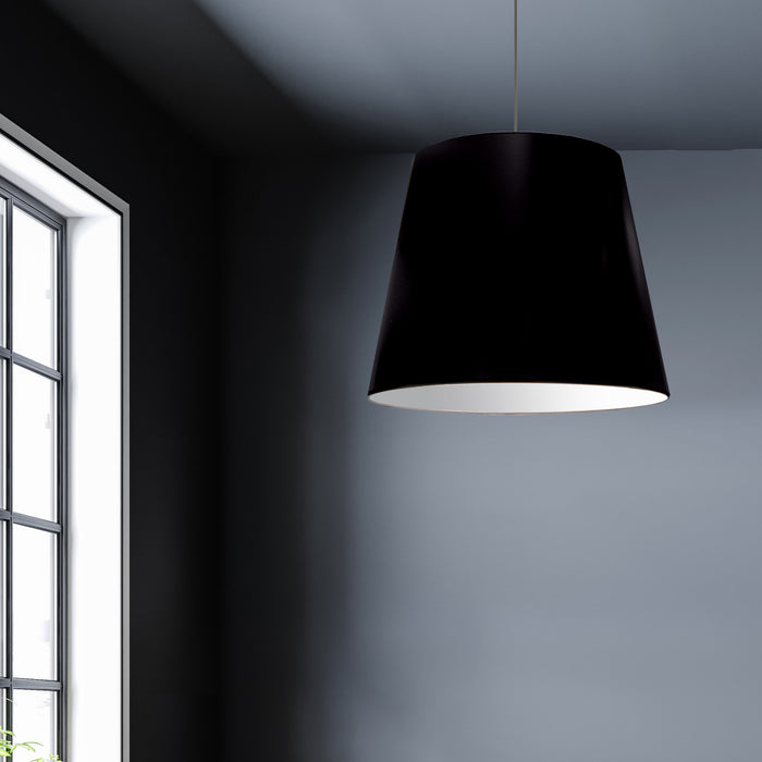 Grand luminaire suspendu de Dainolite avec très grand abat-jour cylindrique noir et argenté, et 1 ampoule