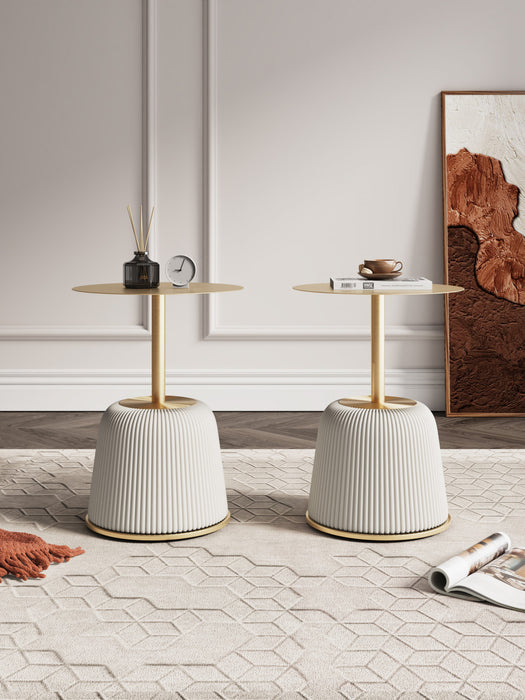 Table d’appoint moderne Anderson a plateau en metal et revetement creme – Lot de 2