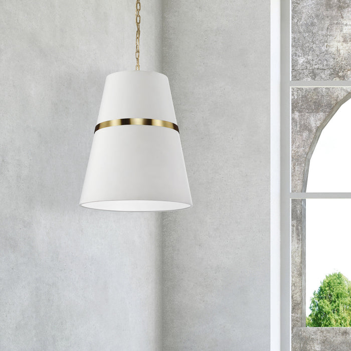 Luminaire suspendu Symphony de Dainolite avec abat-jour blanc, fini laiton vieilli et 3 ampoules