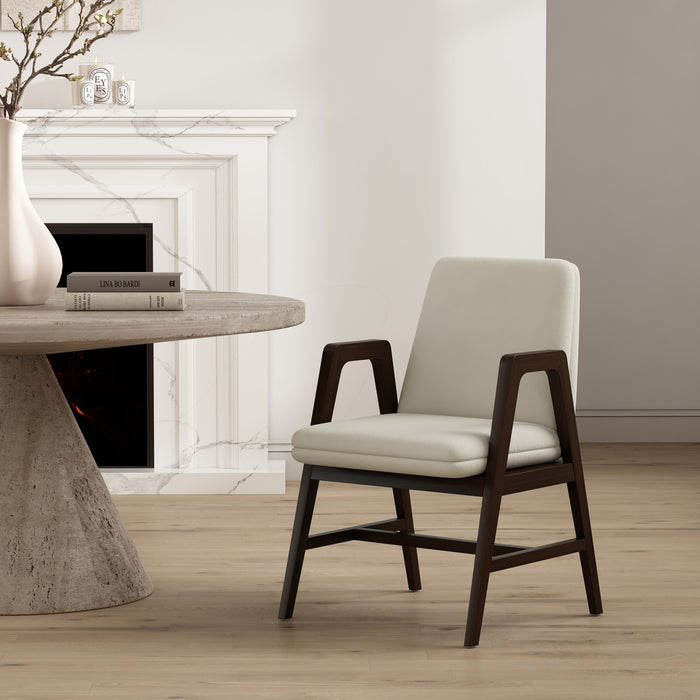 Fauteuil moderne en bois et velours Stella, coloris creme