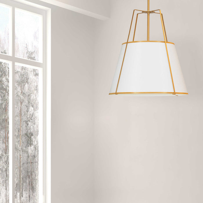 Luminaire suspendu Trapezoid de Dainolite avec abat-jour trapézoïde doré et blanc qui diffuse la lumière, tissu blanc et 3 ampoules