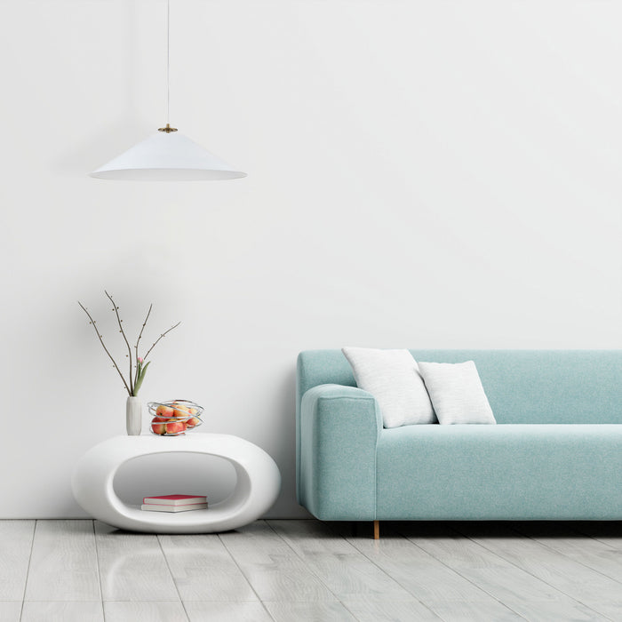 Luminaire suspendu Prudence de Dainolite avec abat-jour blanc mat, fini laiton vieilli et 1 ampoule