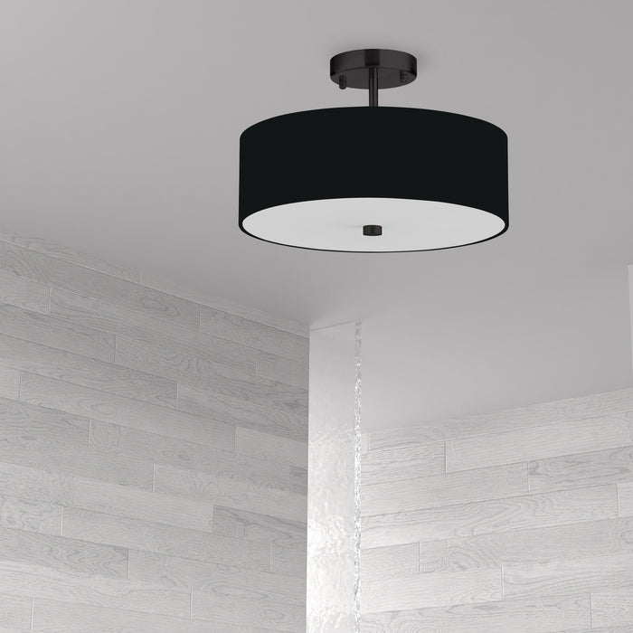 Plafonnier semi-affleuré Everly de Dainolite avec abat-jour noir, fini noir mat et 3 ampoules