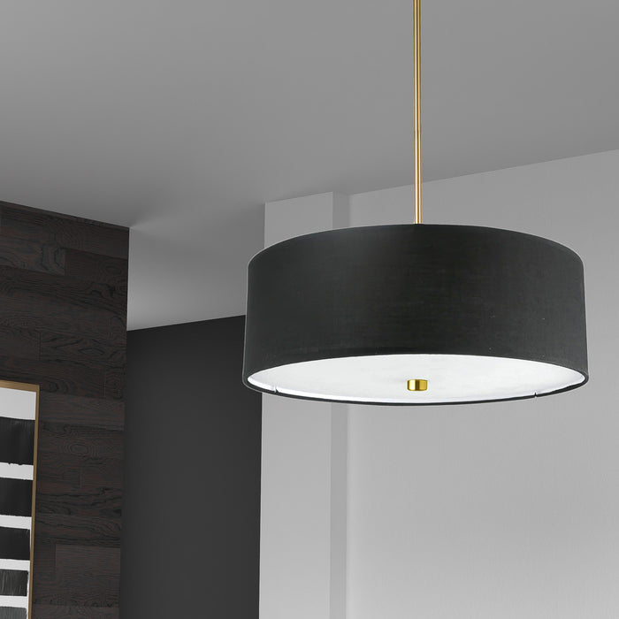 Luminaire suspendu Everly de Dainolite avec abat-jour noir, fini laiton vieilli et 4 ampoules