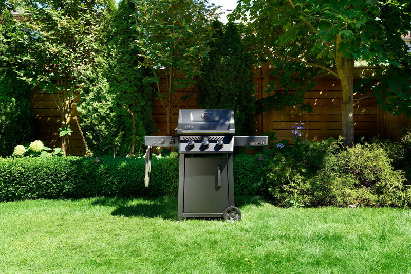 Barbecue à gaz FreestyleMC PRO 365 de Napoleon de 43 000 BTU avec brûleur latéral à infrarouge - noir mat - FP365DSIBNMK-1