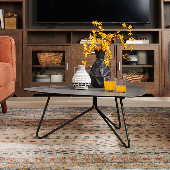 Table à café triangulaire moderne Hamilton de 37,99 po - dessus en imitation de marbre gris avec pattes en métal noir