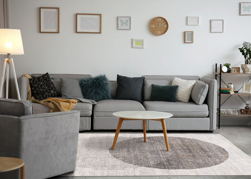 Carpette à poil court doux Solace grise et blanche à motif de cercles qui fusionnent - 5 pi 3 po x 7 pi 7 po