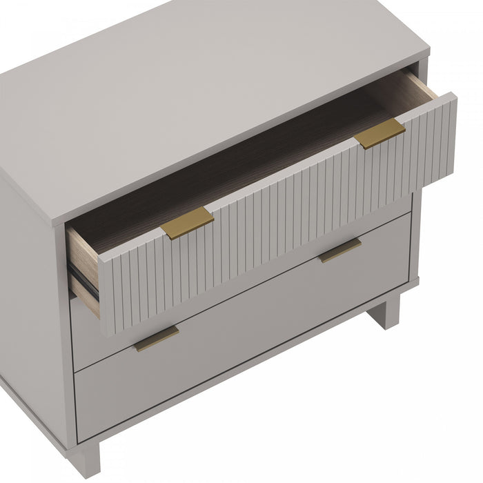 Commode contemporaine Elara 38\" en bois massif, gris clair (3 tiroirs)