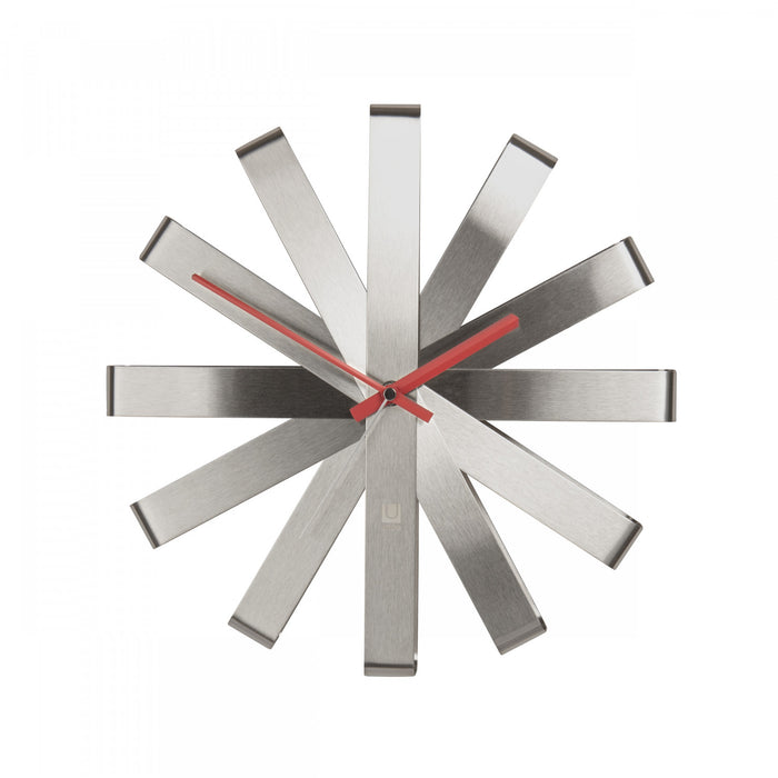 Horloge murale moderne Ribbon de Umbra en acier