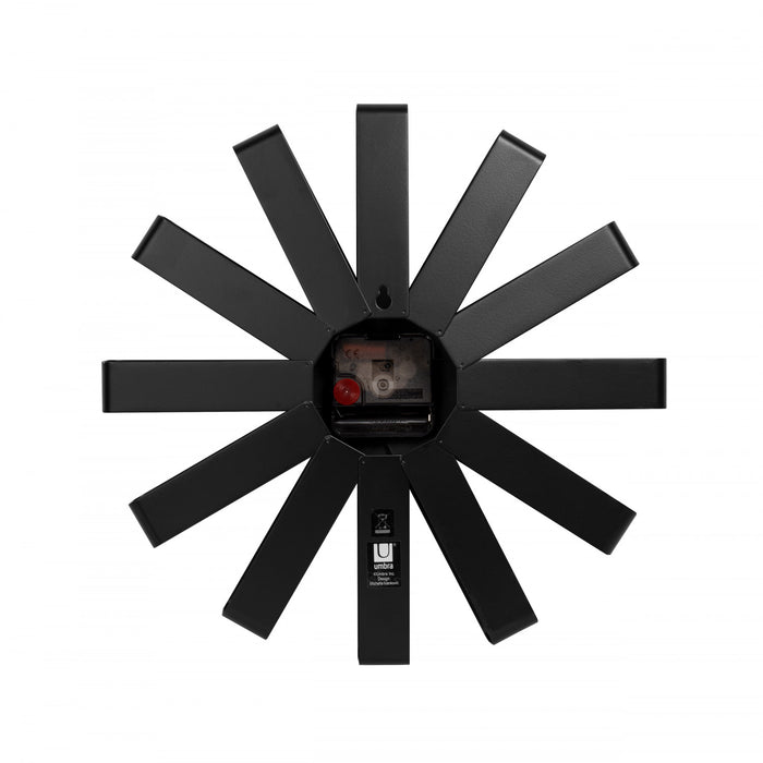 Horloge murale moderne Ribbon de Umbra en acier - noire