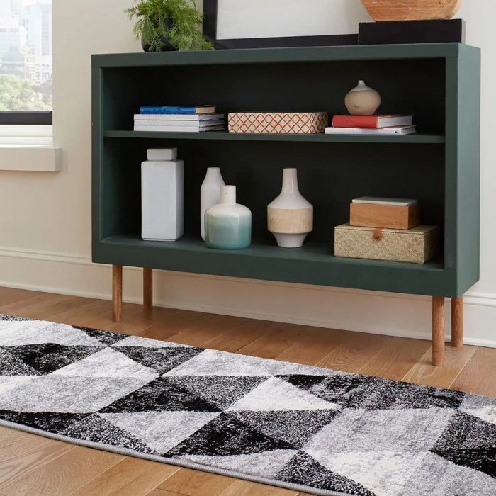 Tapis Covington triangle geometrique noir blanc gris vieilli, 2'0\" x 7'7\"