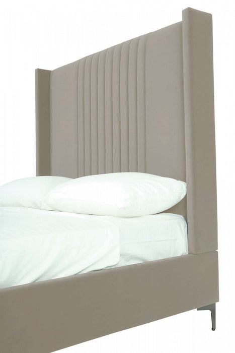 Lit Queen Promenade style milieu du siecle moderne en velours capitonne, coloris taupe rustique