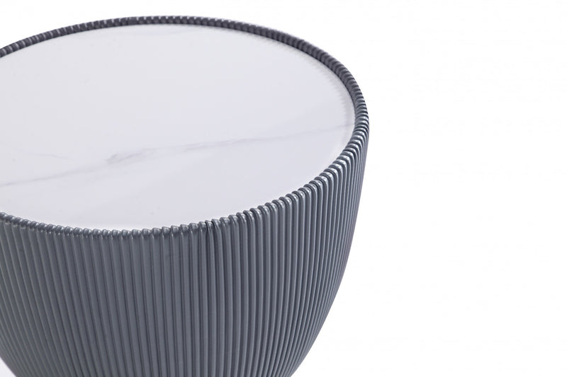 Table d’appoint Anderson moderne avec plateau en pierre frittee et revetement gris – Lot de 2
