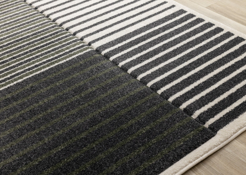Tapis Maverick vert, noir et blanc a rayures modernes, 5'3\" x 7'7\"