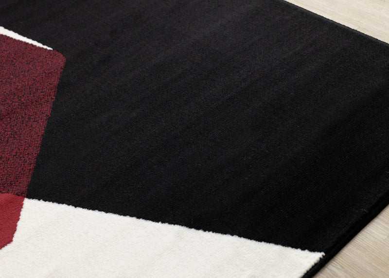 Carpette Forte rouge, noire et blanche à motif géométrique - 5 pi 3 po x 7 pi 5 po