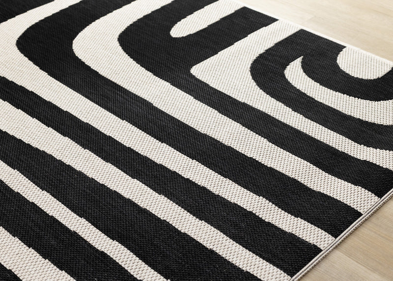 Tapis d'exterieur Jackson a lignes abstraites noires et blanches, 7'10\" x 10'6\"