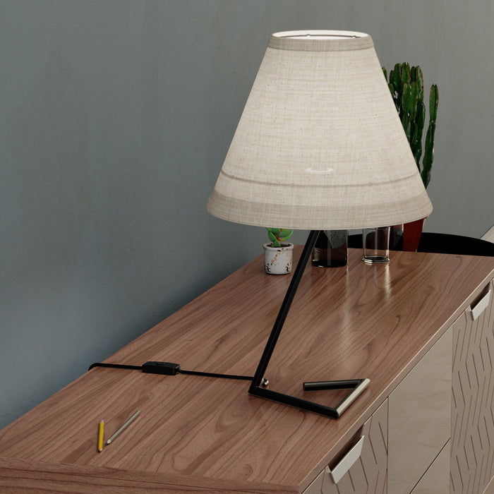 Lampe de table noire de 23 po à base angulaire avec abat-jour conique