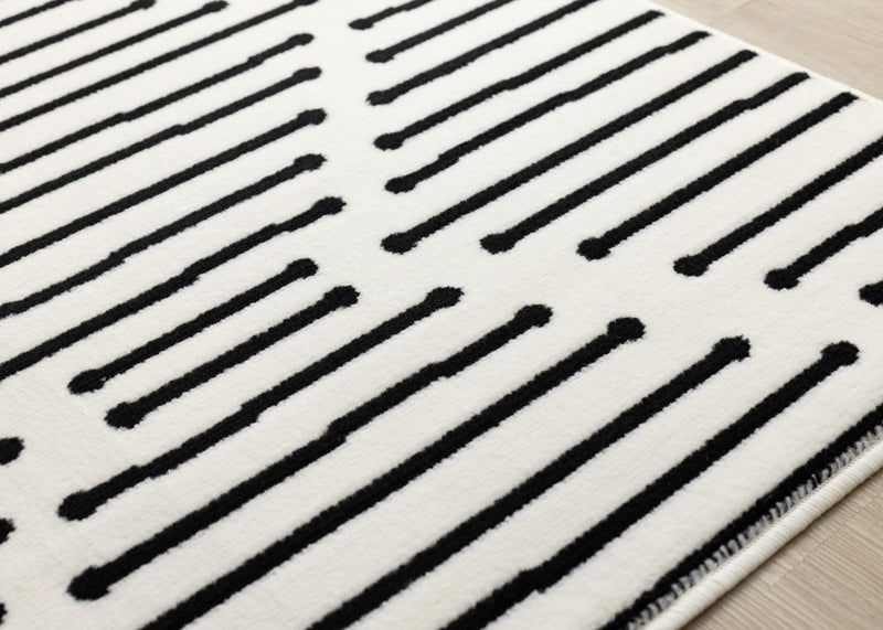 Carpette Forte noire et blanche à motif de rayures - 5 pi 3 po x 7 pi 5 po