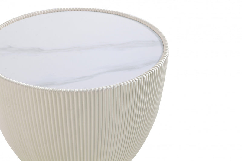 Table d’appoint Anderson moderne avec plateau en pierre frittee et revetement creme – Lot de 2