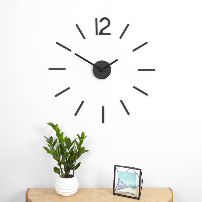 Horloge murale moderne Blink de Umbra - noire