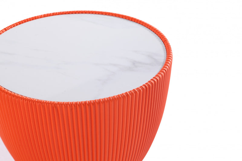 Table d’appoint Anderson moderne avec plateau en pierre frittee et revetement en tissu, orange – Lot de 2