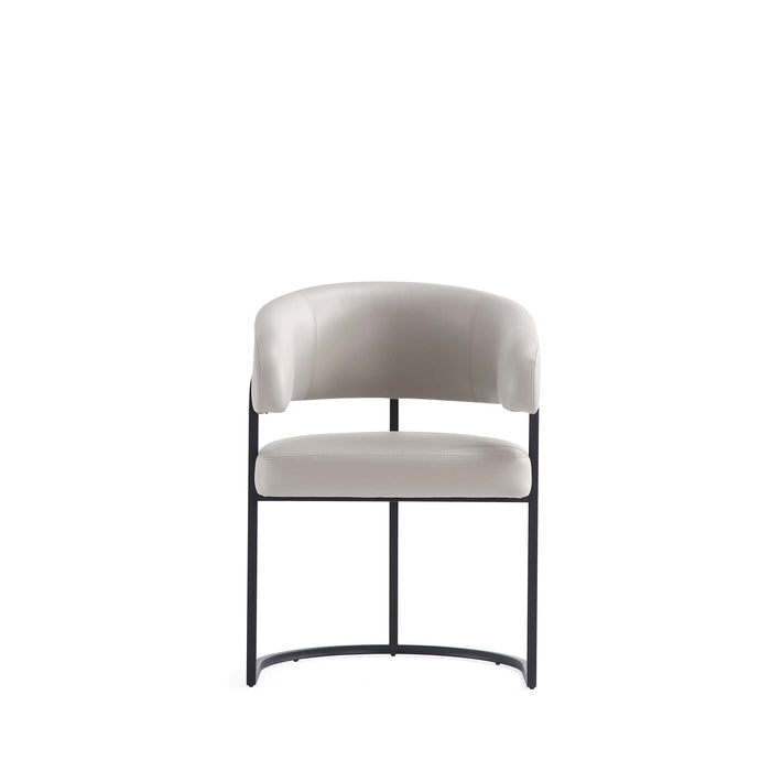 Chaise de salle a manger Augusta moderne en metal et cuir vegetalien, gris clair - Lot de 4